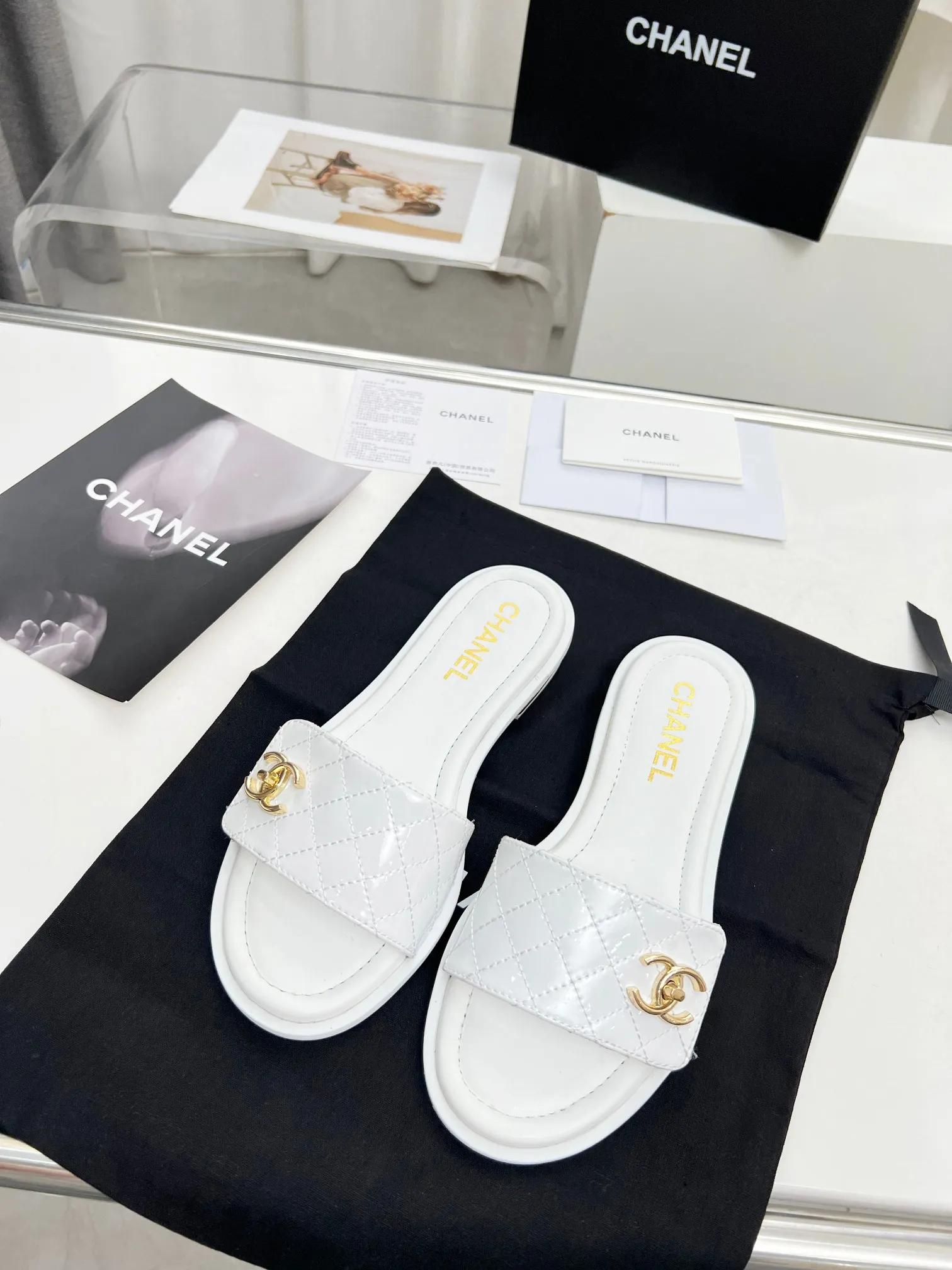 👟👟Ex-factory price 400👟👟 Genuine leather outsole Chanel24👟👟Ex-factory price Chanel 2024 spring and summer new Mier slippers, a summer must-have, goddess series, with the elegant and ladylike temperament of the Chan family, super durable and irresistible. The upper is made of original molded hardware buckles and electric embroidery, and the sheepskin lining is soft and comfortable. 🇮🇹 ▪️Size: 35-41
